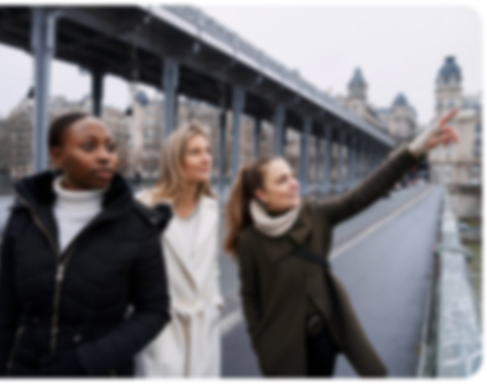 Люди путешествующие по городам 