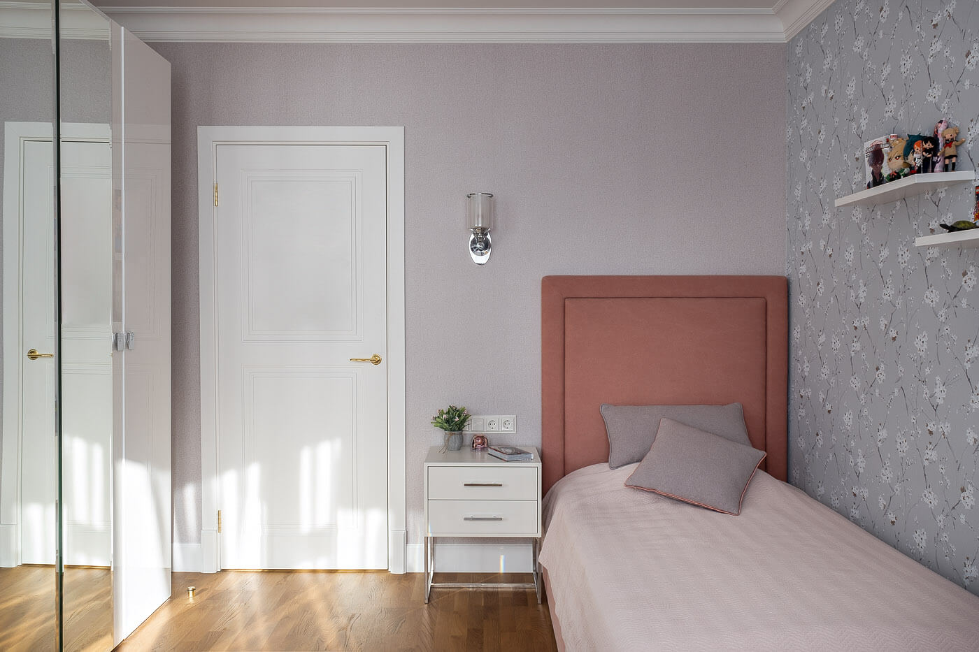 Новая Москва - Дизайн интерьера спальни, кровать, тумба