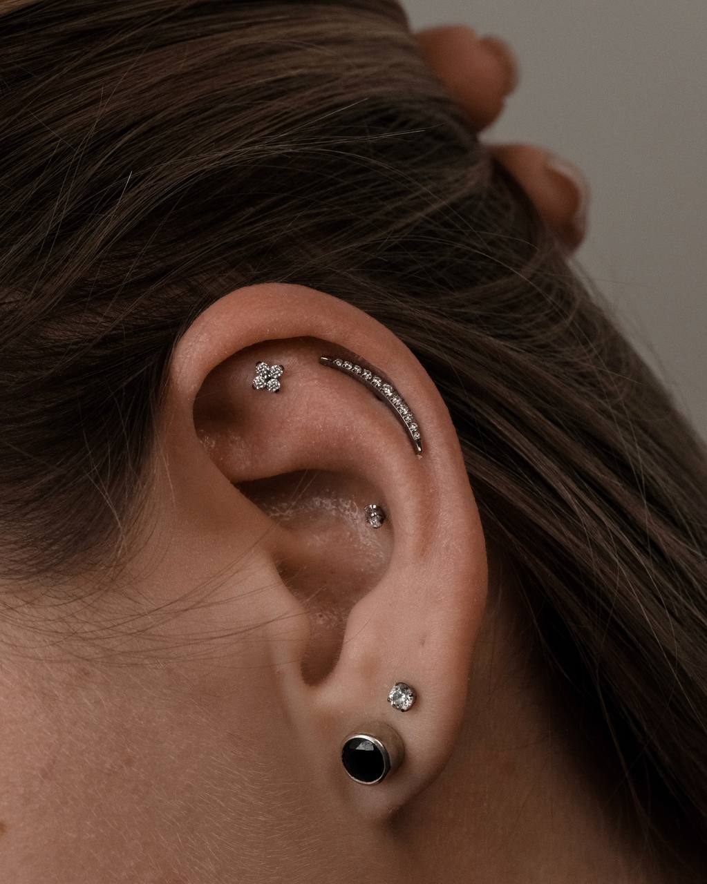 Пирсинг уха хеликс крупным планом