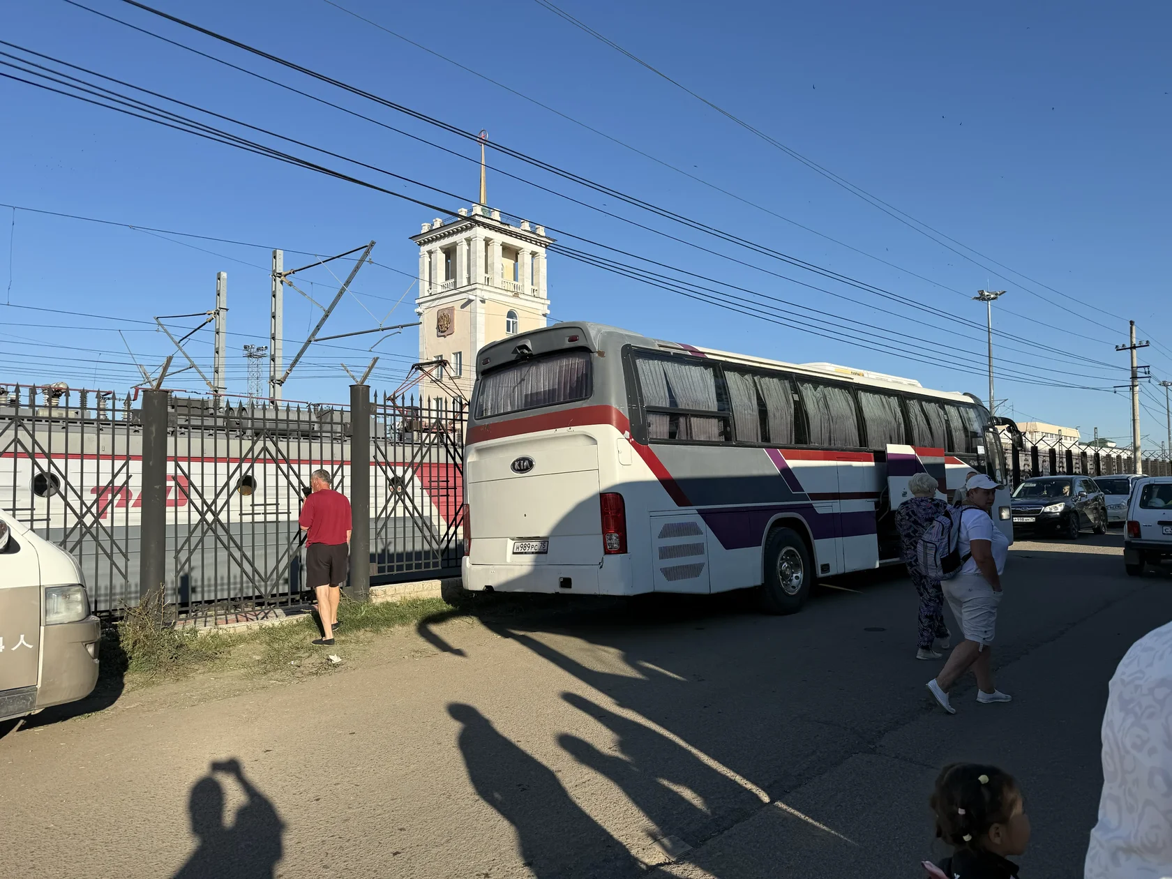 Автобусы до Маньчжурии возле выхода из вокзала Забайкальска