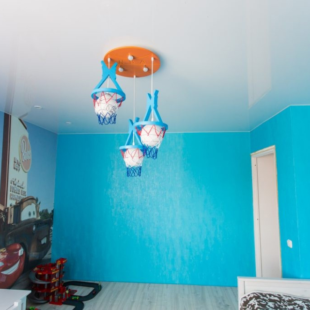 Матовый потолок в гостиной