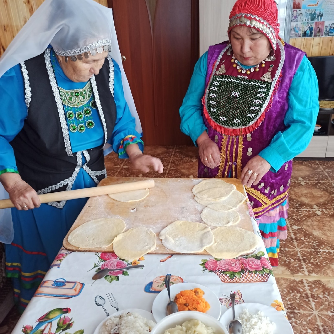 Татарская бабушка учит готовить американца кыстыбый