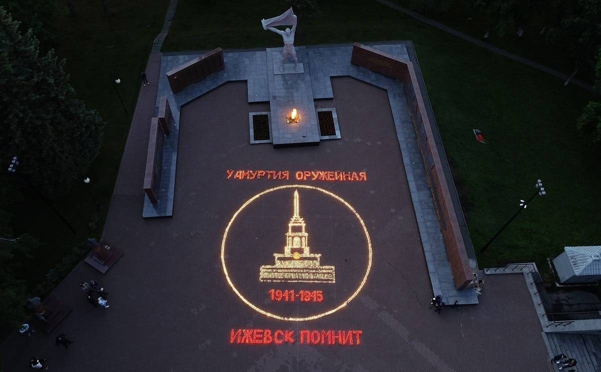 Единая россия и волонтёры победы провели акции огненные картины войны и свеча памяти в москве