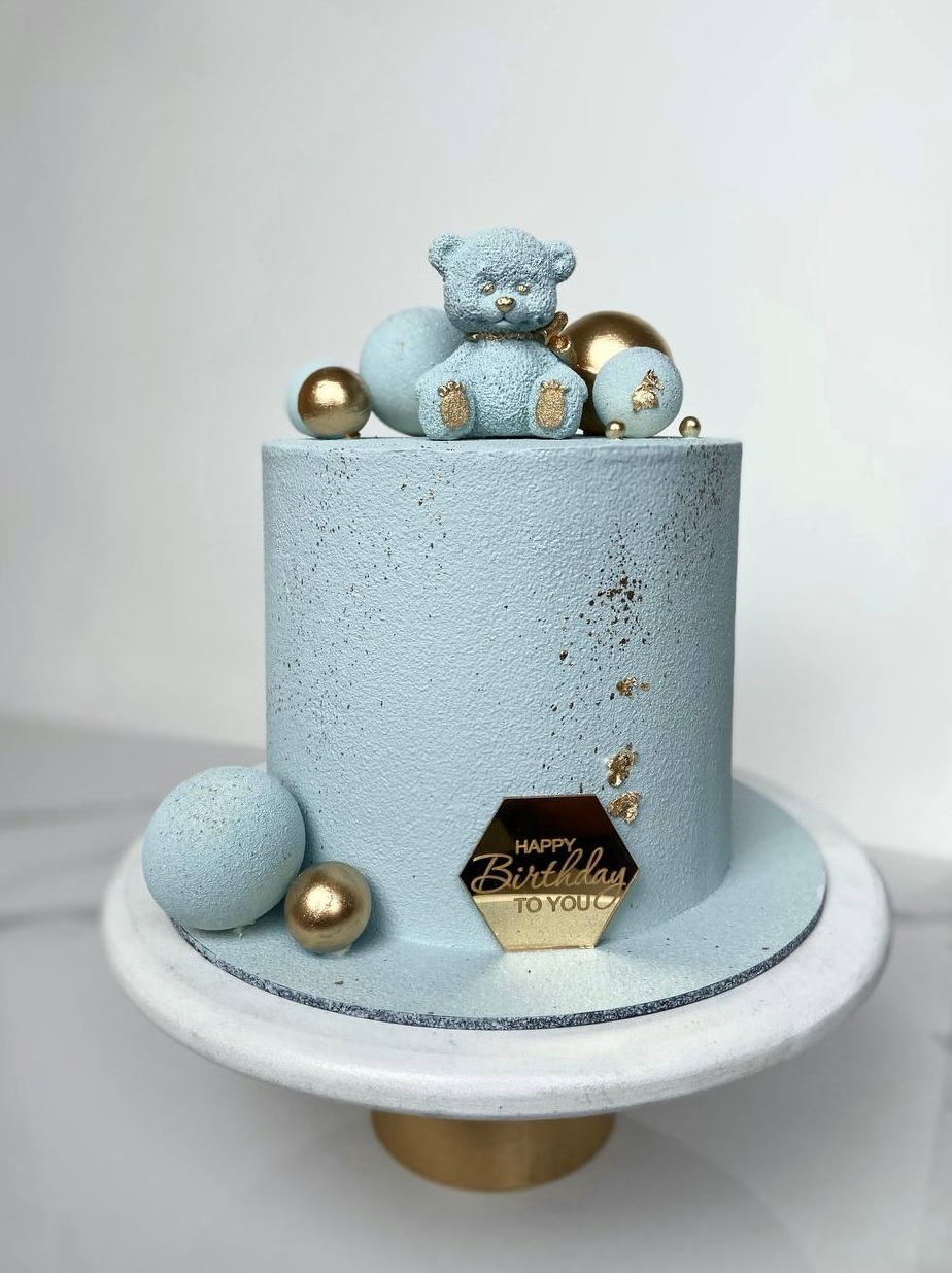 Торт с шоколадным мишкой и шарами