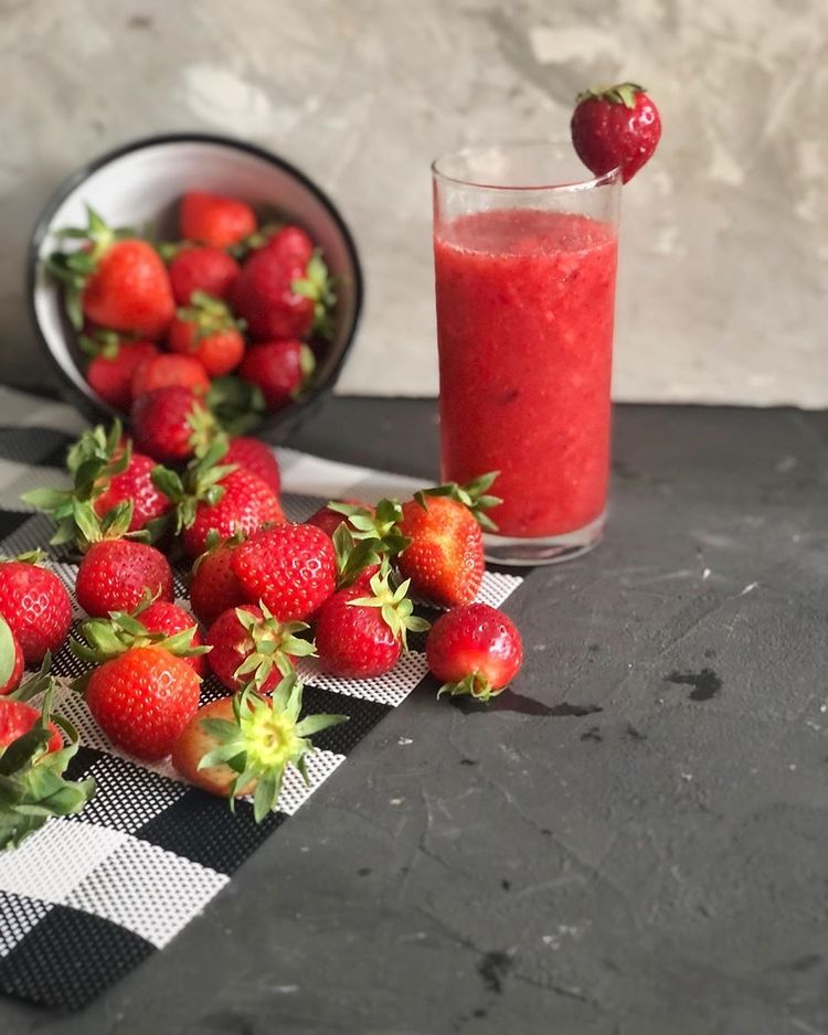Клубничный смузи и свежая клубника