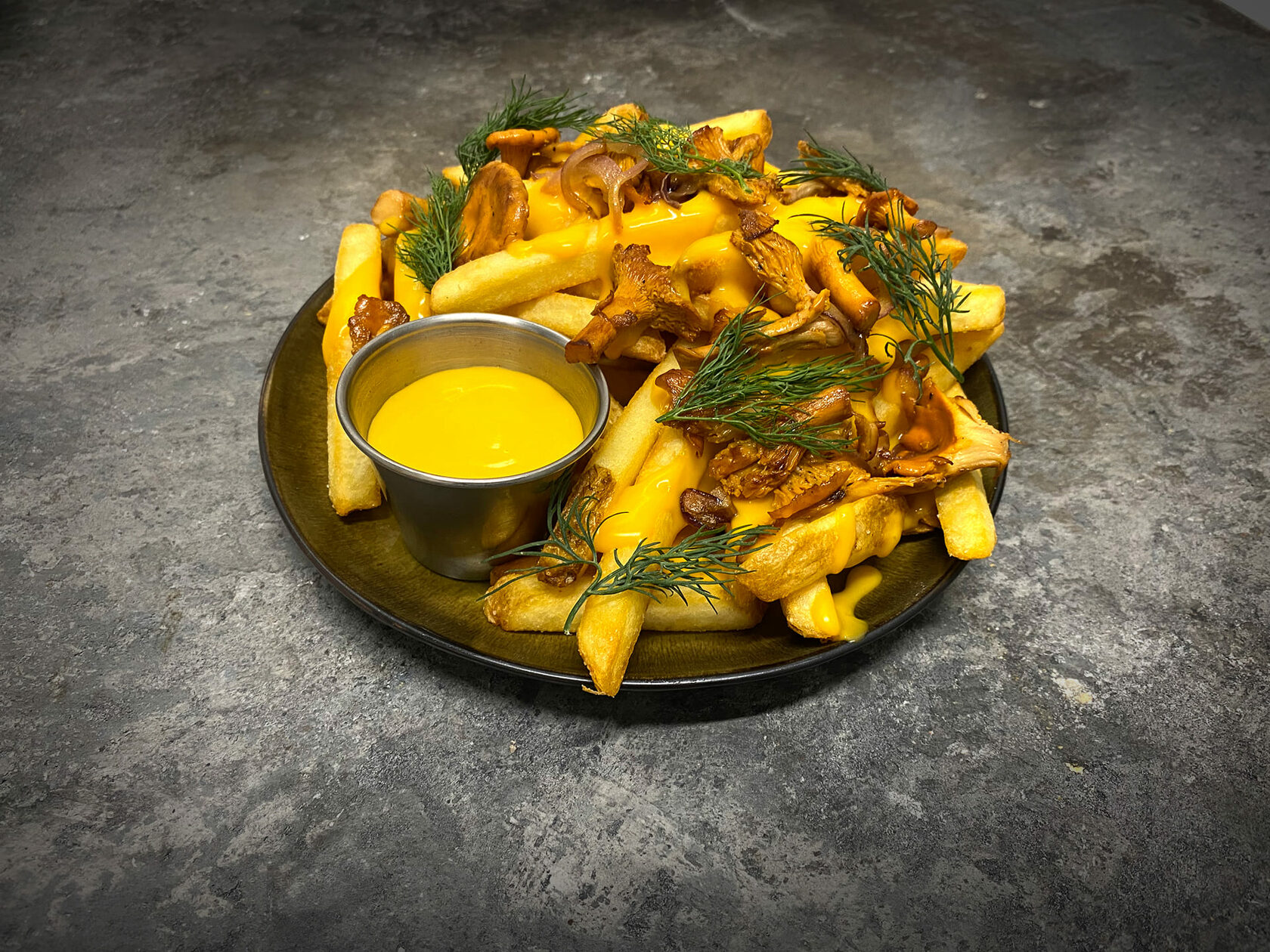 “Loaded fries” with “Cheddar porcini” Topping and Girolle