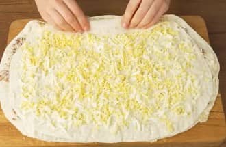 Приготовление рулета из лаваша с рыбными консервами, яйцом, сыром и зеленью: шаг 10