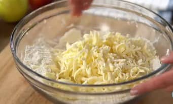 Приготовление насыпного пирога с творогом и яблоками в духовке: шаг 2