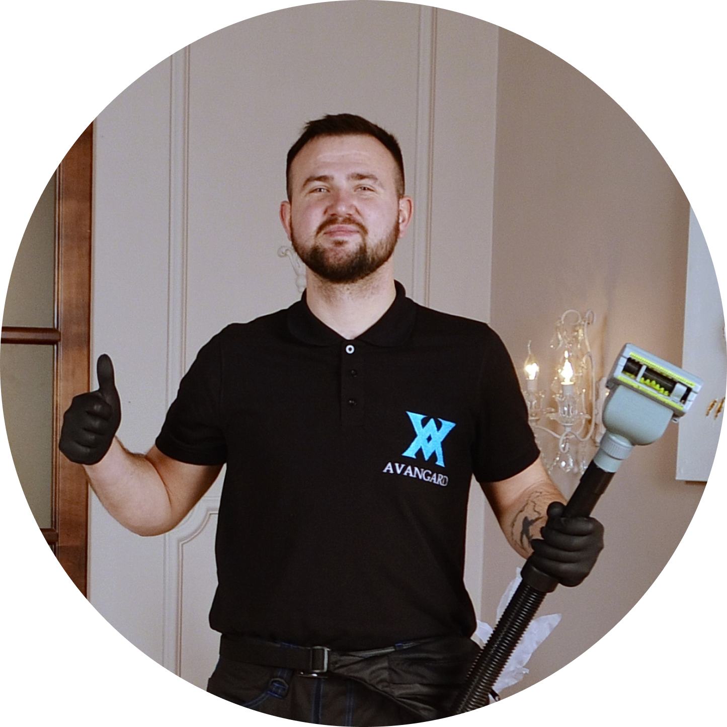 Лев - специалист по химчистке диванов и кресел из компании Авангард