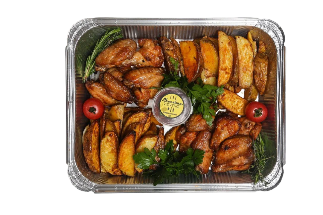 Запеченные куриные крылышки с томатным соусом и картофелем по-деревенски кейтеринг Сююмбикэ (Сююмбике)