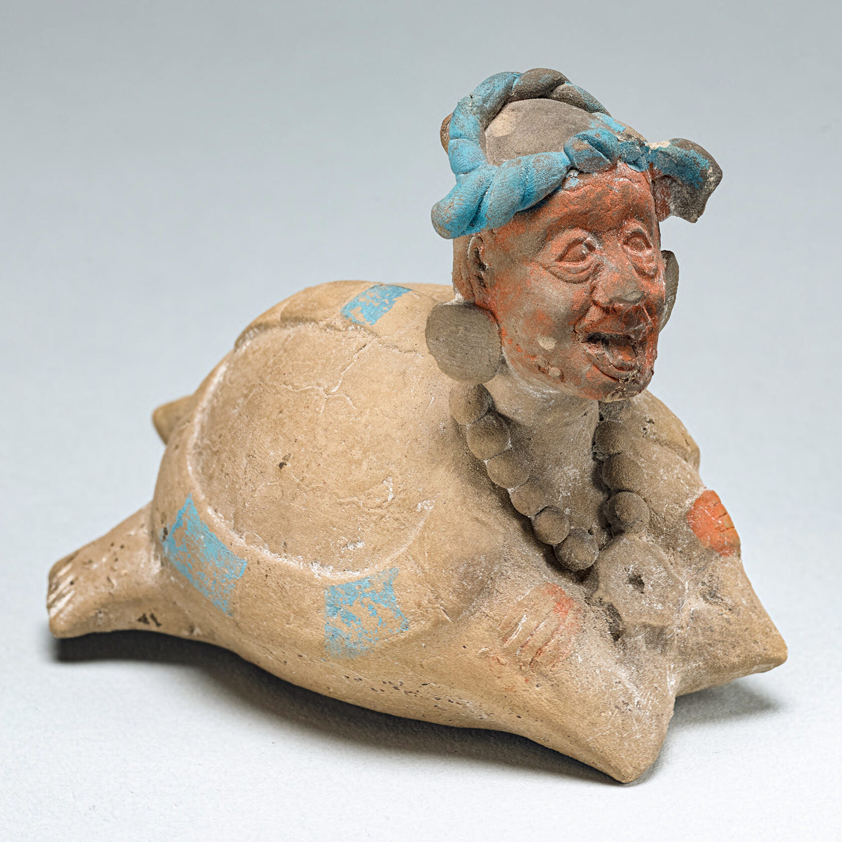 Погремушка или свисток в виде Бога Н (God N) в панцире черепахи. Майя, 600-900 гг. н.э. Коллекция Princeton University Art Museum.