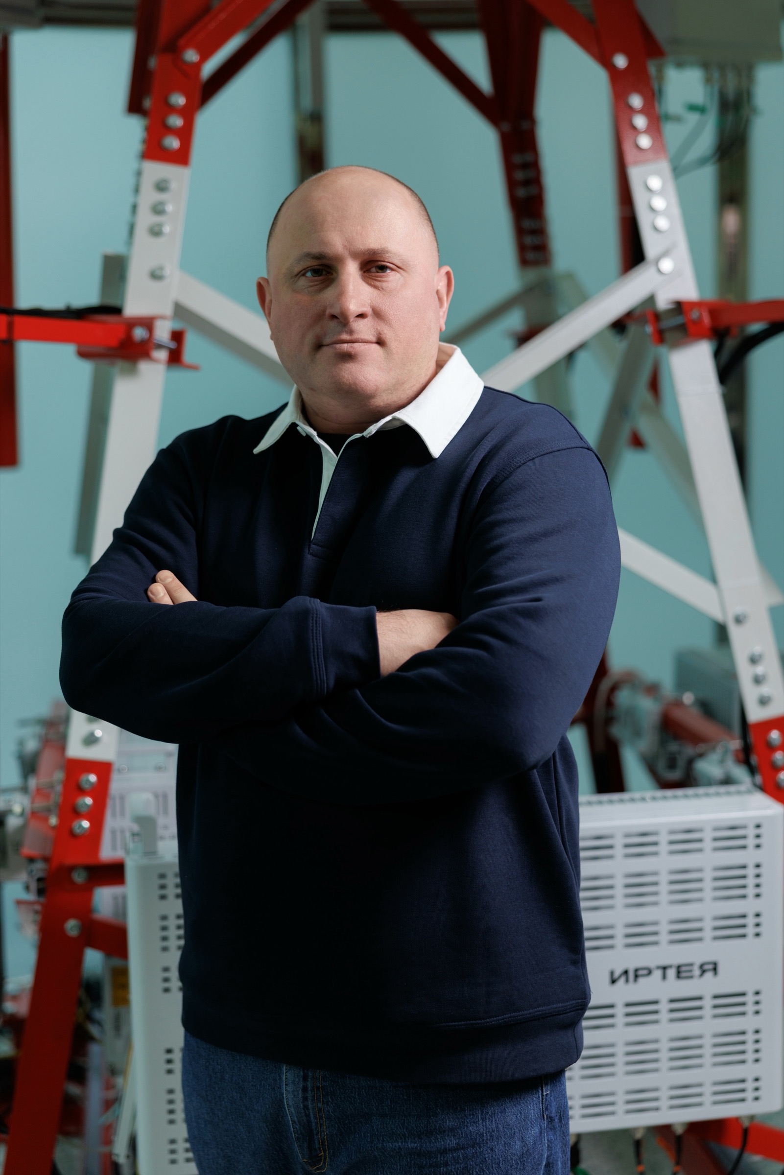 Дмитрий Лаконцев рядом с оборудованием ИРТЕЯ в московском офисе