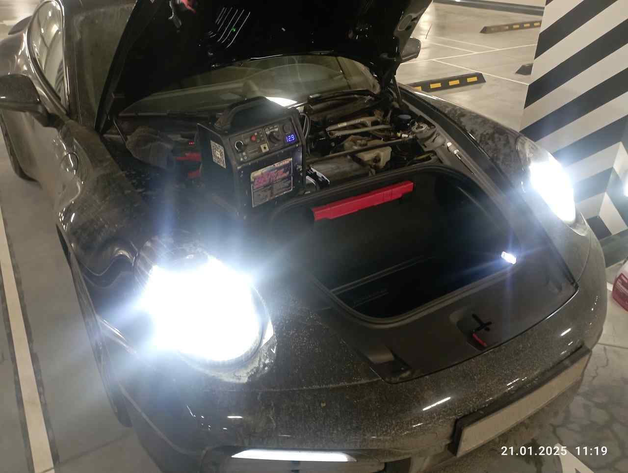 Запустили двигатель, прикурили аккумулятор на Porsche 911 на Каменноостровском проспекте в Петроградском районе Санкт-Петербурга