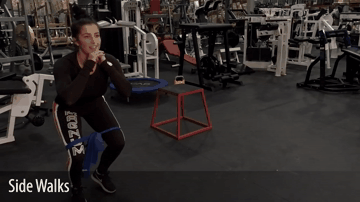 Боковая прогулка в полуприседе с резинкой