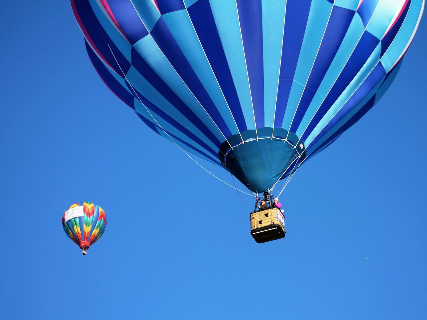 фото нанесения макияжа на лицо девушки 