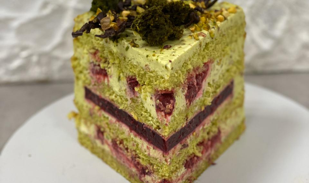 Кусок торта с начинкой фисташка-малина