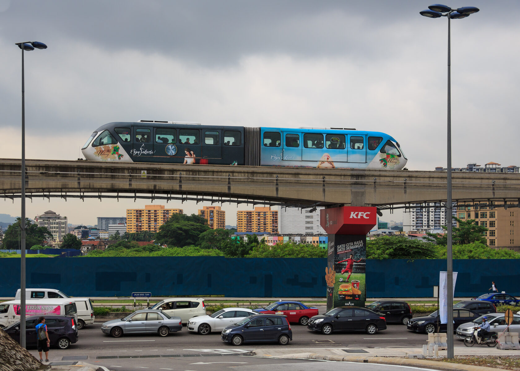 Поезд KL Monorail на эстакаде между станциями Imbi и Hang Tuah в Куала-Лумпуре