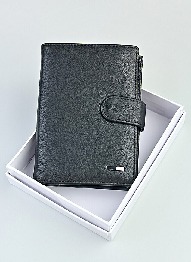 Портмоне мужское + обложка для документов. Многофункциональная обложка с кошельком выполнена из натуральной кожи, закрывается на кнопку.