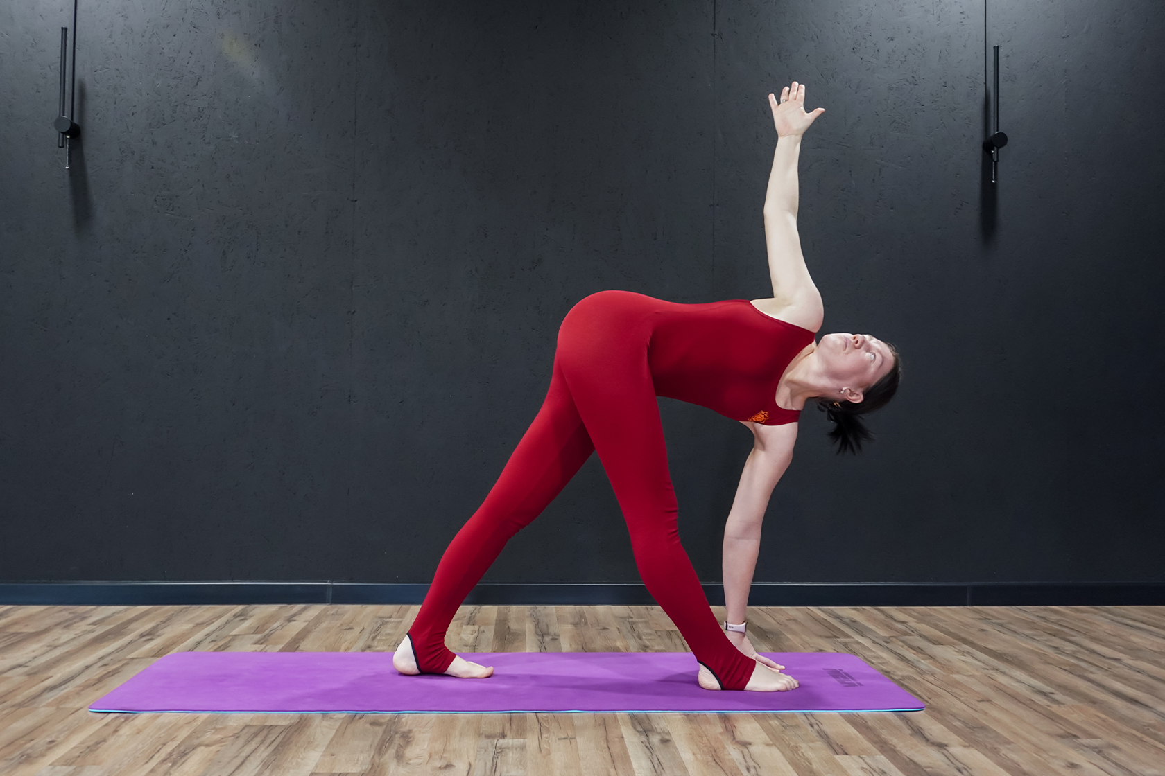 Паривритта Триконасана - поза скрученного треугольника