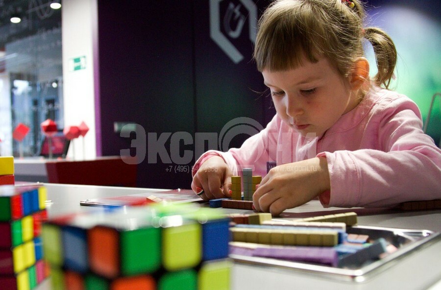 Стол с математическими головоломками