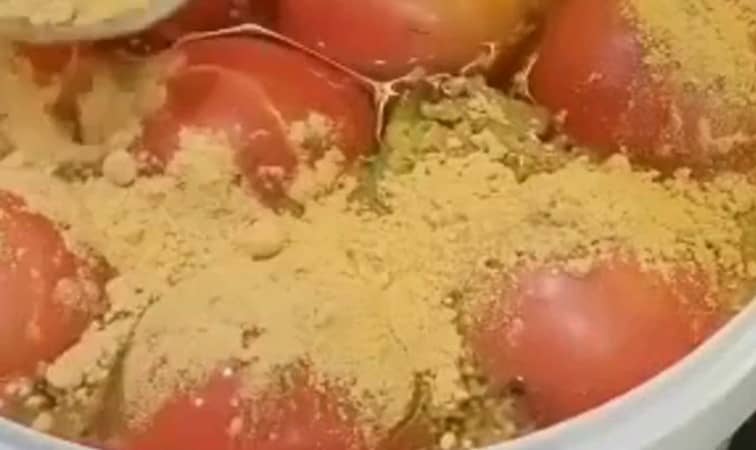 Приготовление квашеных помидоров холодным способом в ведре: шаг 3