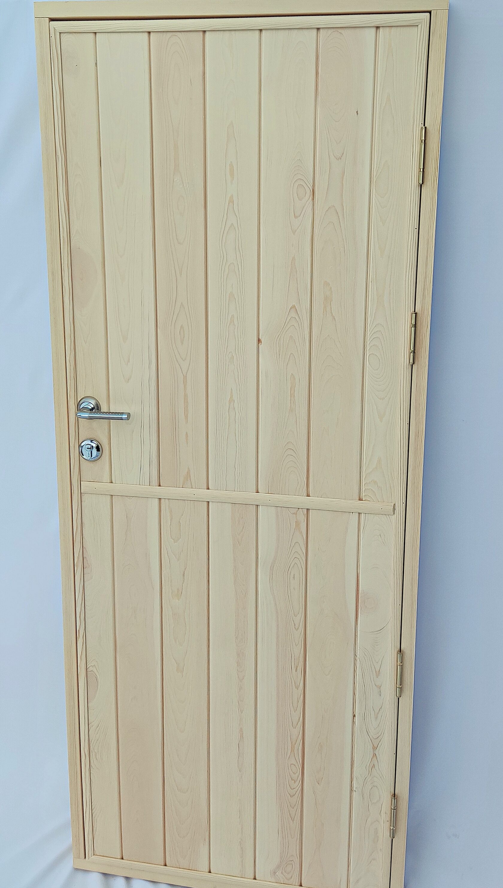 дверь с фурнитурой из сосны