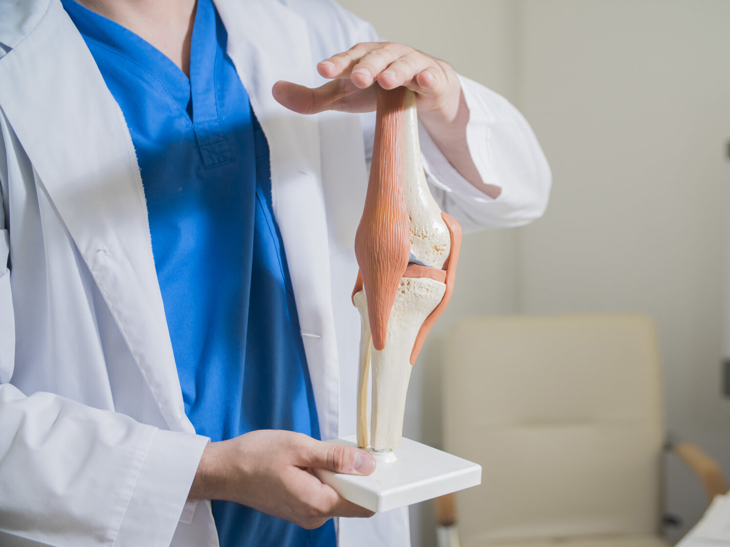 Врач лечащий суставы ног. Врач суставы. Травматолог колено. Врач и кость.