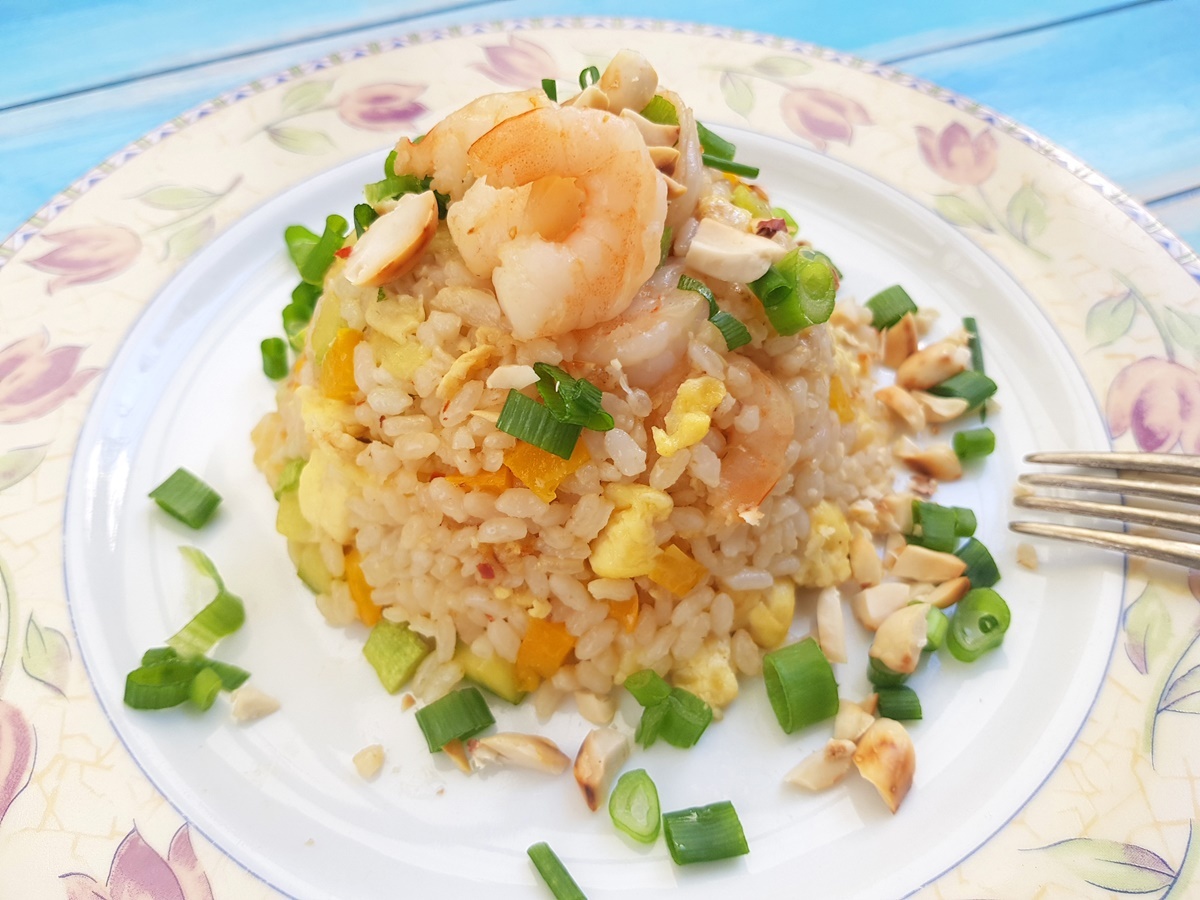 Рис жареный на сковороде по тайски
