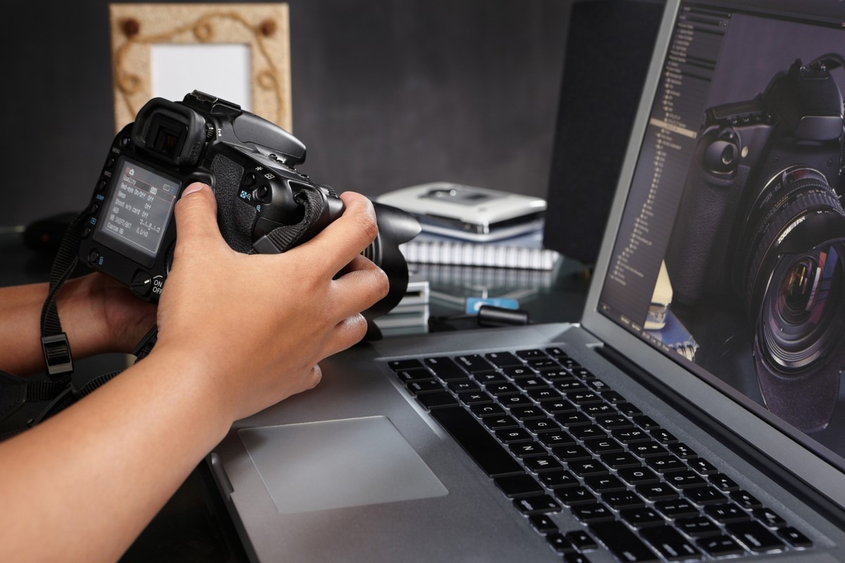 Начинающий фотограф в процессе прохождения онлайн обучения на фотокурсах