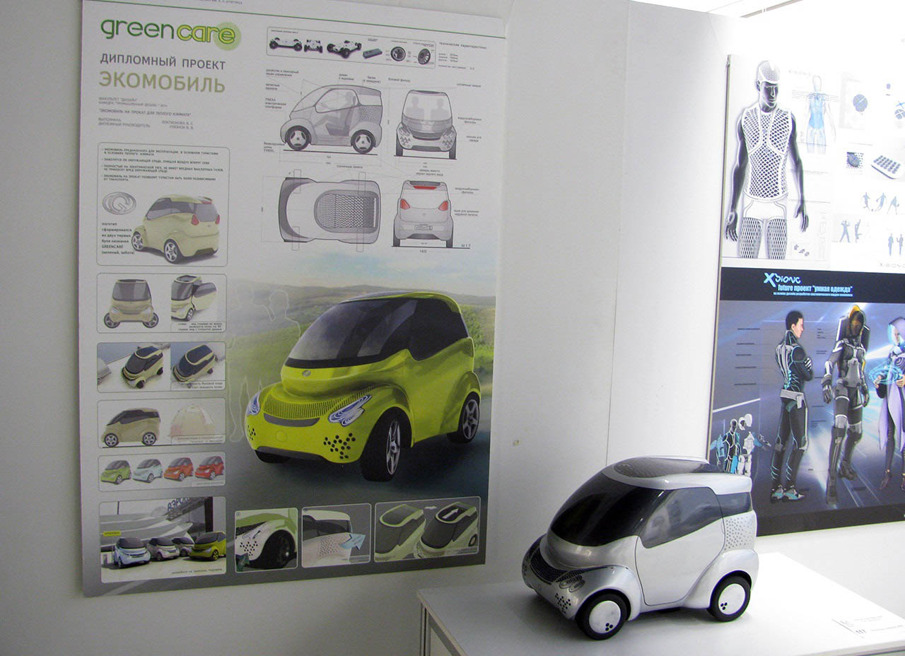 субкомпактный электромобиль с панелями из солнечных батарей