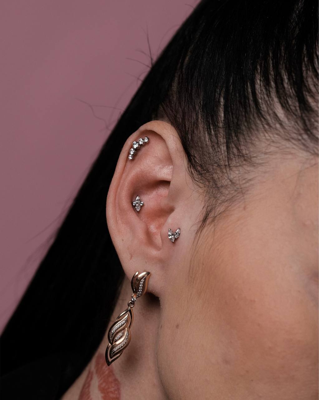 Прокол трагус на ухе