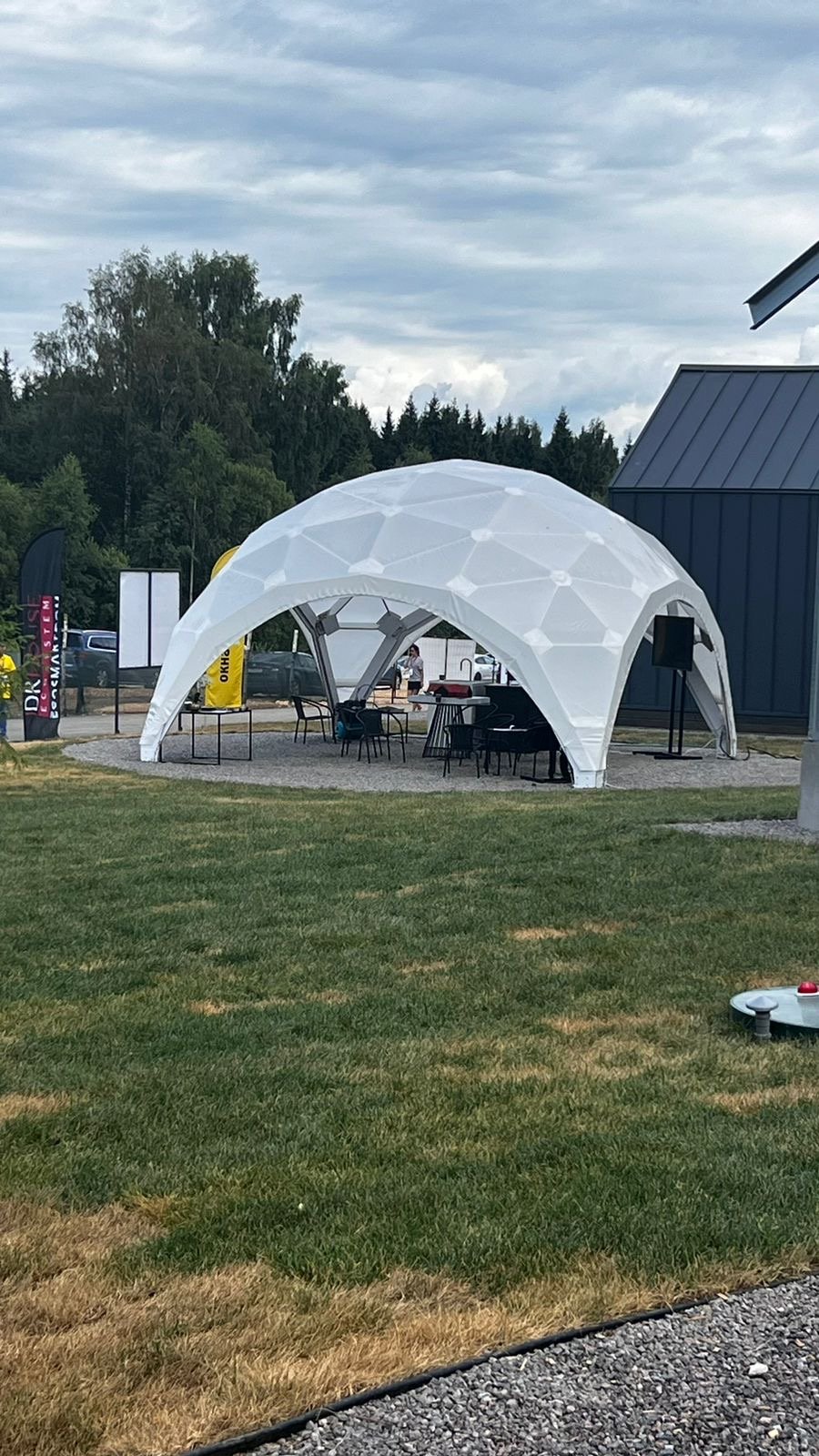 Купольный павильон Quadrome на выставке Open Village с гостями