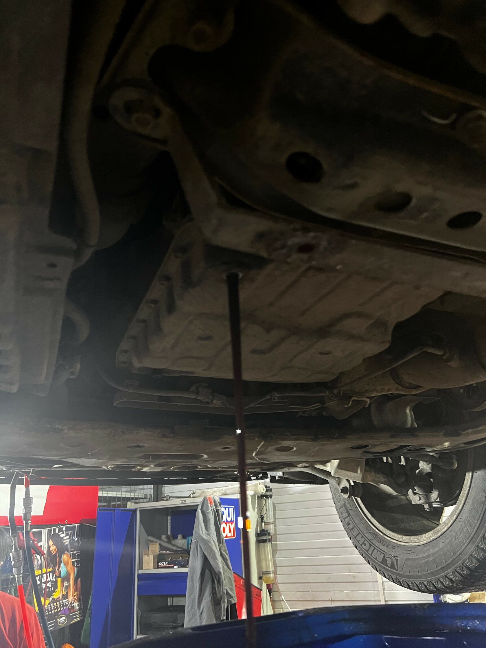 Слив старого масла из поддона АКПП Infiniti