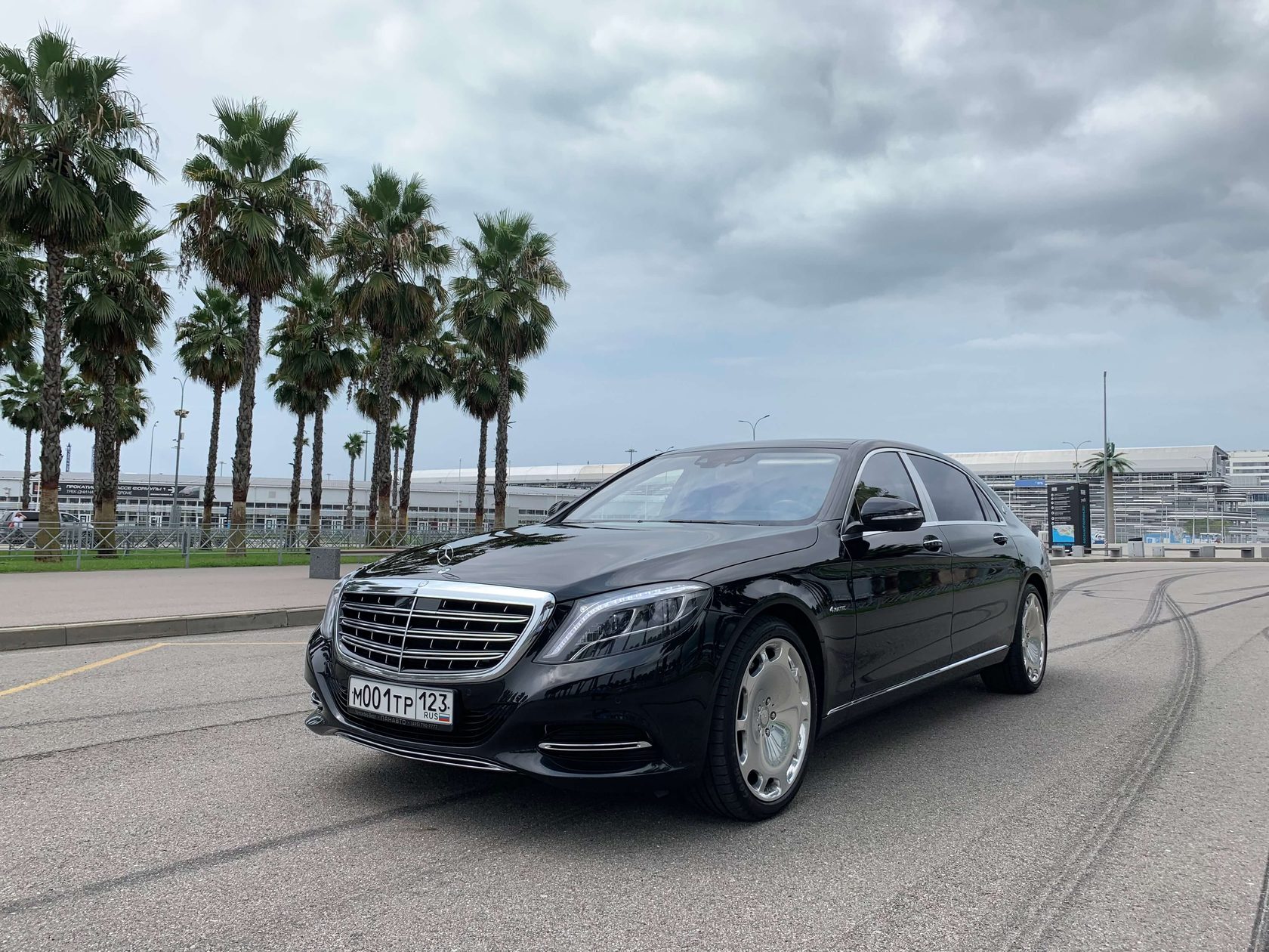 Майбах с водителем. Мерседес Майбах s500. Mercedes Maybach s500 4matic. Мерседес с 500 Майбах. Мерседес s500 Maybach.