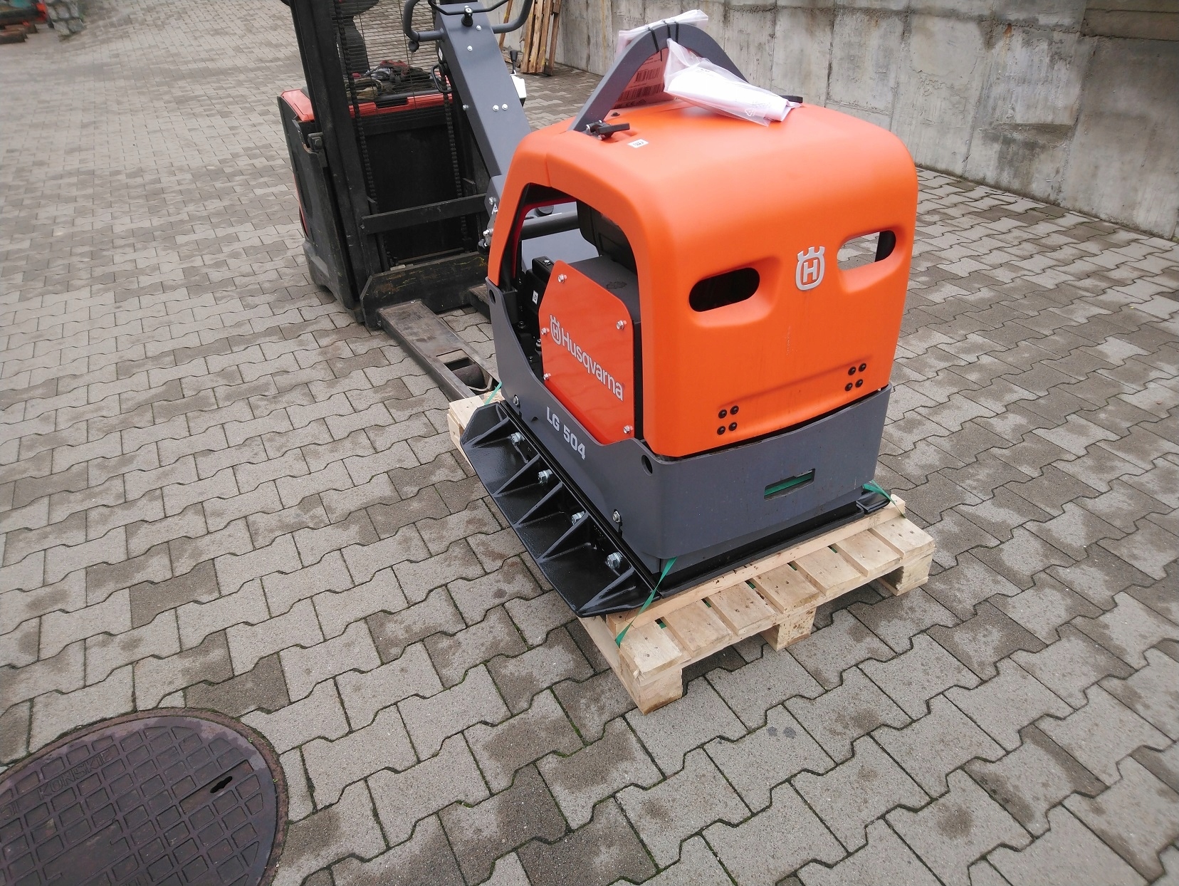 Хускварна 400. Виброплита Хускварна lg400. Husqvarna LG 400. Виброплита LG 400. Реверсивная бензиновая виброплита Husqvarna lg400.