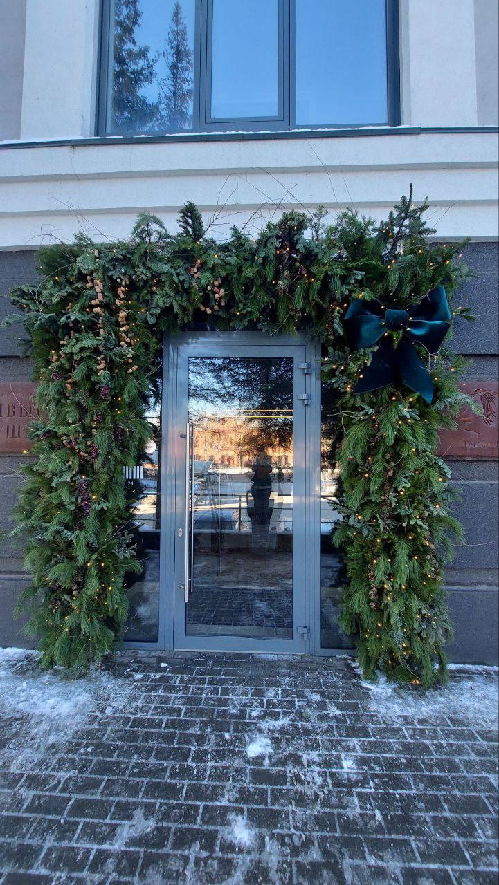 оформление пихтовыми ветвями