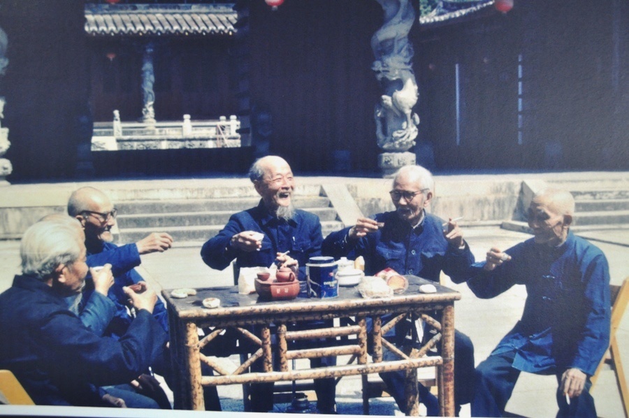 Этот кадр я переснял в чайном музее г. Аньси. Это конец семидисятых. С тех времен местные старики допивают Тегуаньинь Нунсян.