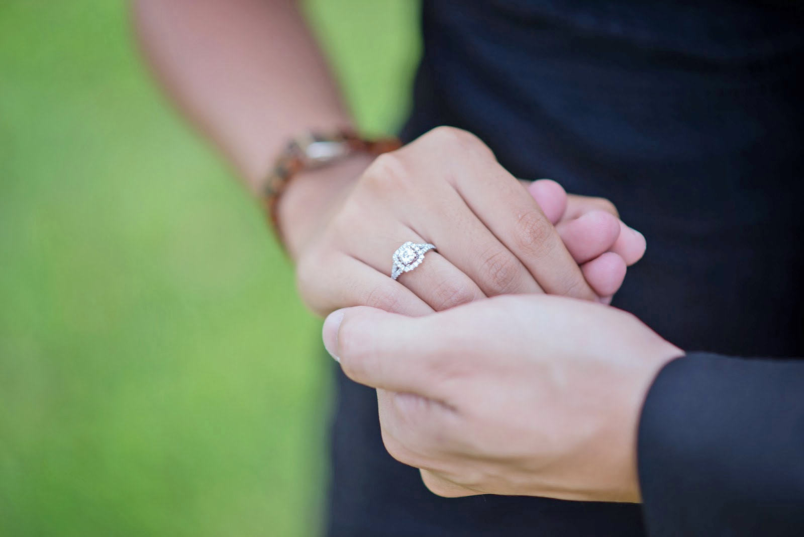 Когда делают предложение на какую руку кольцо. Кольцо для предложения руки и сердца. Обручальные и помолвочные кольца. Обручальное кольцо. Кольцо на руке.