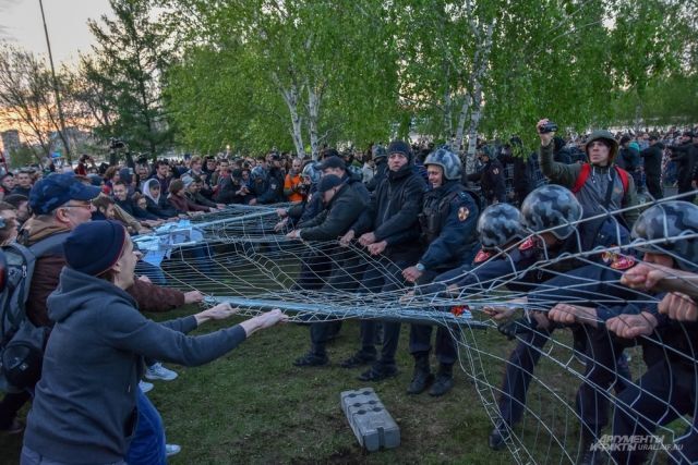 На Октябрьской площади у Театра драмы появилась надпись «Сквер наш!» | АиФ Урал