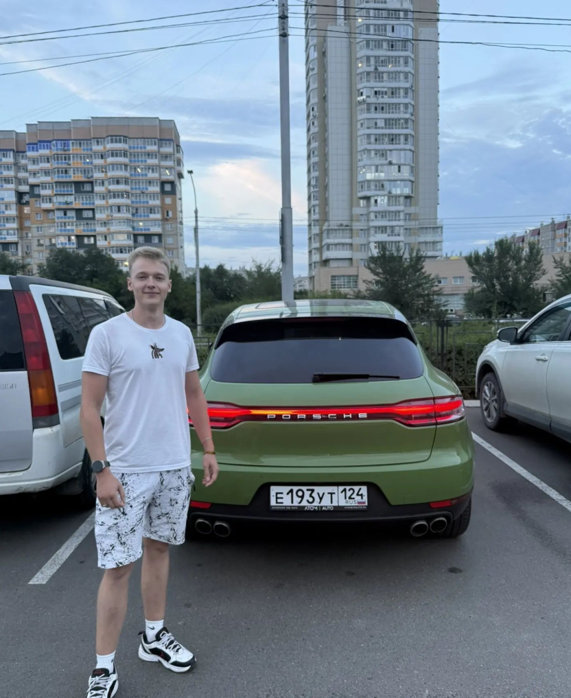 Александр с автомобилем Porsche Macan
