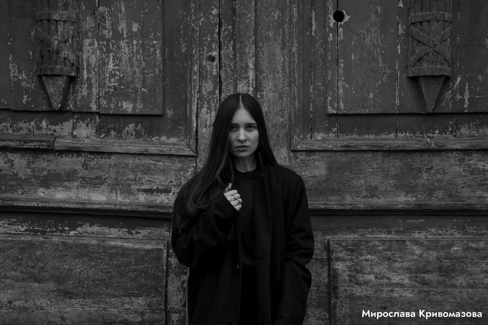 молодая девушка на фоне старинной двери