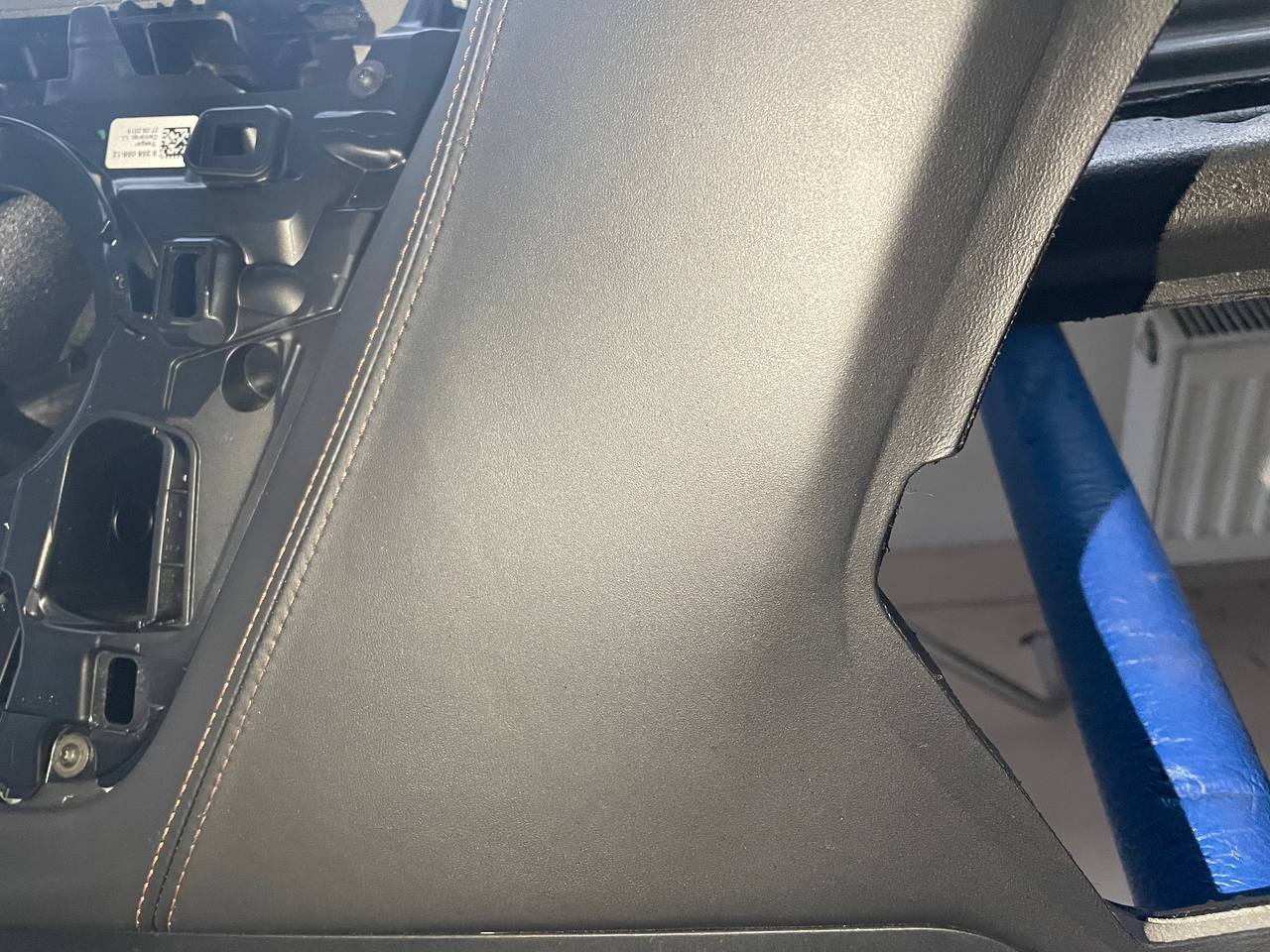 Ремонт кожаной облицовки панели приборов BMW G30