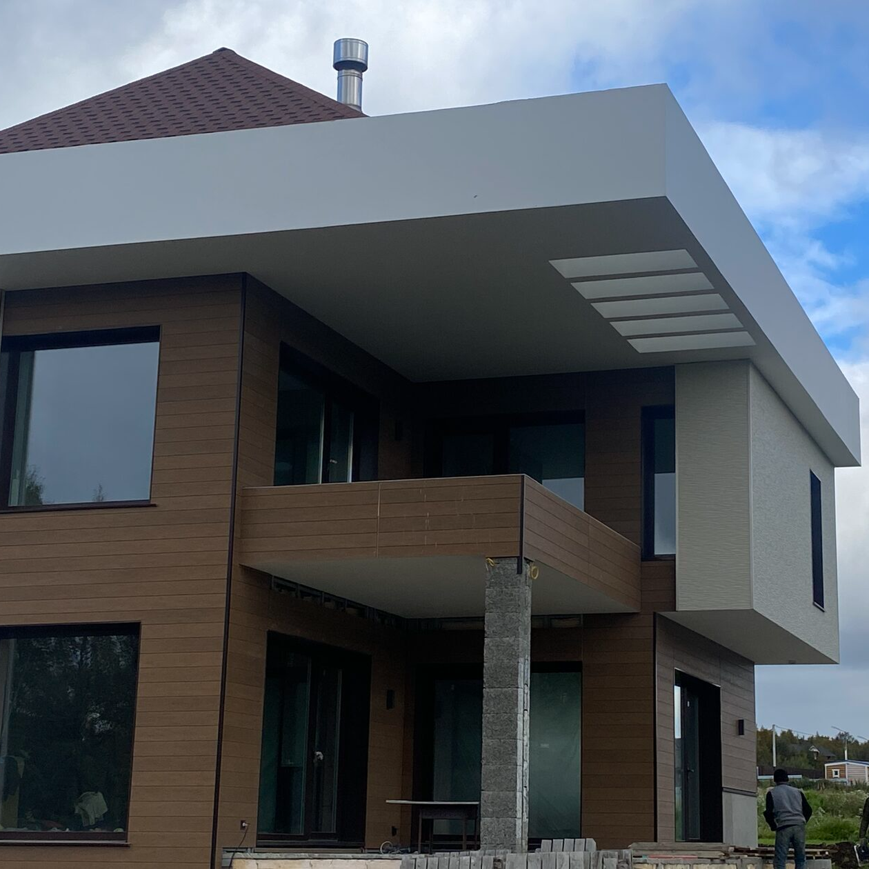 Современный дом с плоской крышей, лаконичным дизайном в Мурманске, от компании NordHouse51