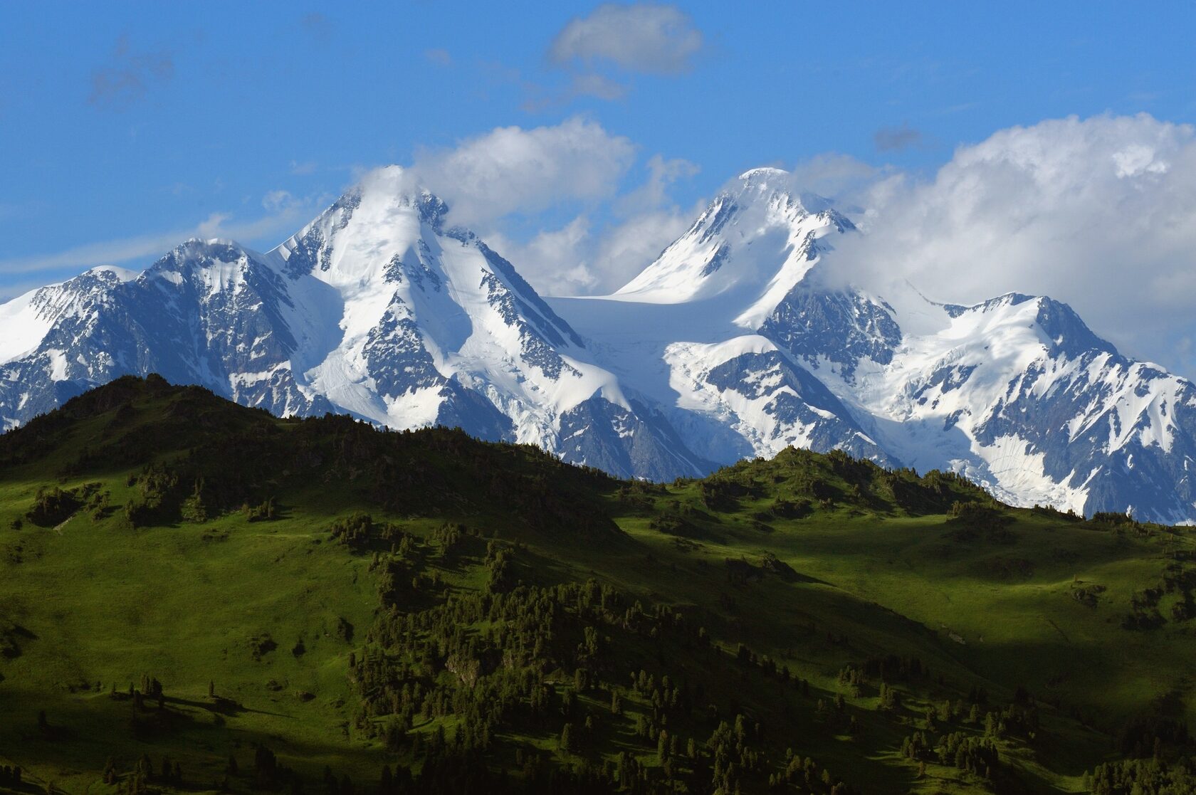 Горы blizkiy. Белуха горный Алтай. Гора Белуха. Гора Белуха, горный Алтай. Катон Карагай Белуха.