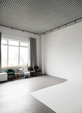 Белые элементы декора в зале CYCLORAMA в фотостудии в Липецке