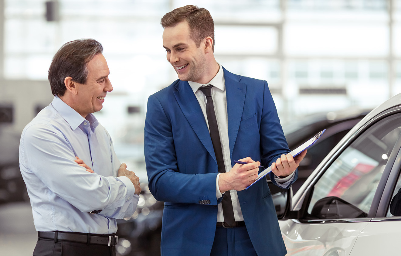 Клиенты в автосалоне. Сотрудники автосалона. Дилерский центр авто. Менеджер автосалона. Много людей в автосалоне.