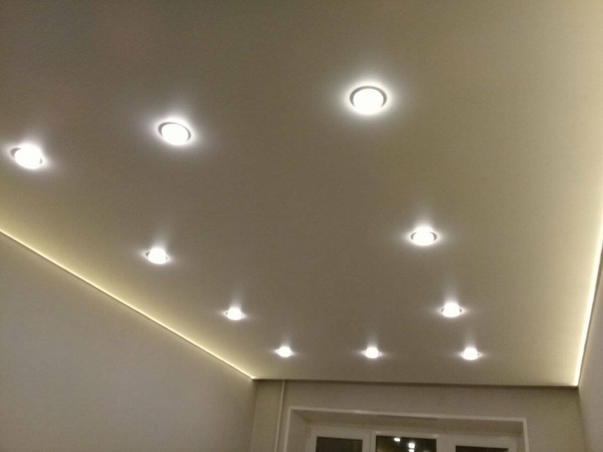 Потолок с точечными светильниками без люстры