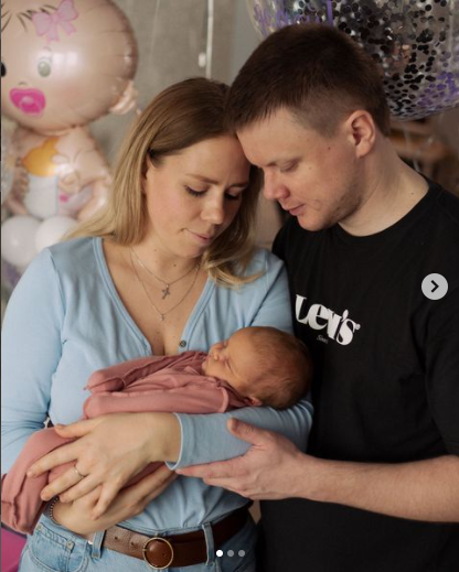 Лайфстайл-фото – младенец с мамой и папой