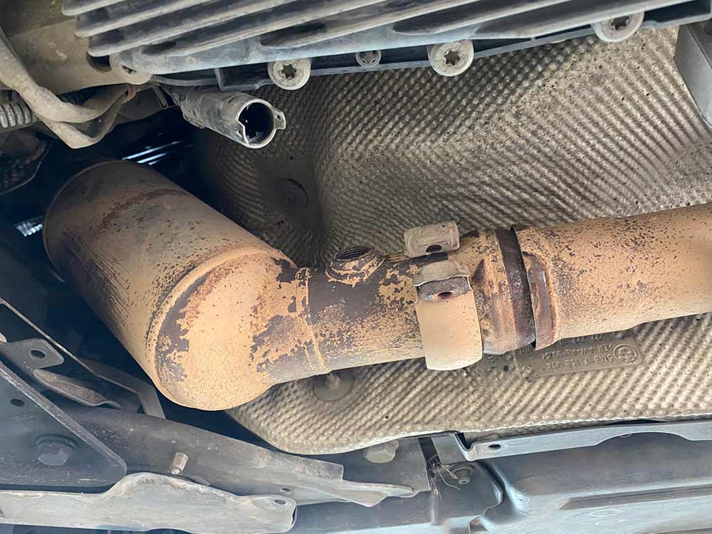 Катализатор е53. БМВ х3 объем 2,8 удалить катализатор. БМВ Х 1 где находится катализатор. Вырезаем катализаторы БМВ Е 65 без снятия коллектора.