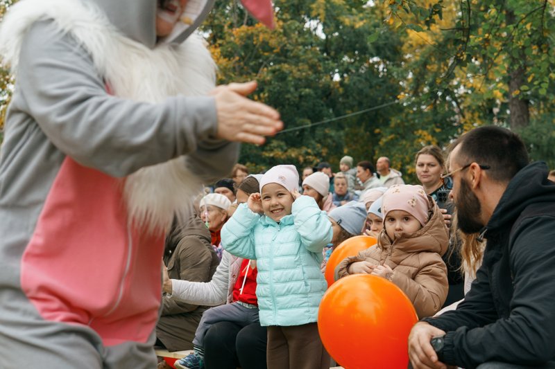Зайка общается с юными зрителями